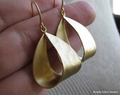 STRUT-Matte Gold Hammered Loop Hoop Earrings