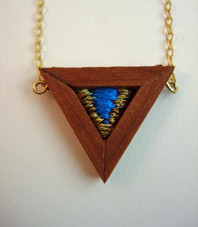 Mahogany wood necklace with embroidery -- Tri No.2