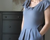 Sweatshirt dress with pleated neckline in gray color with a blue tone