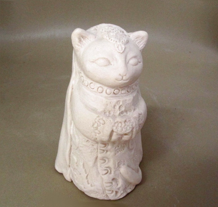 Art, Sculpture, Animal - Little Bride Cat in White with Bouquet and Veil Figurine