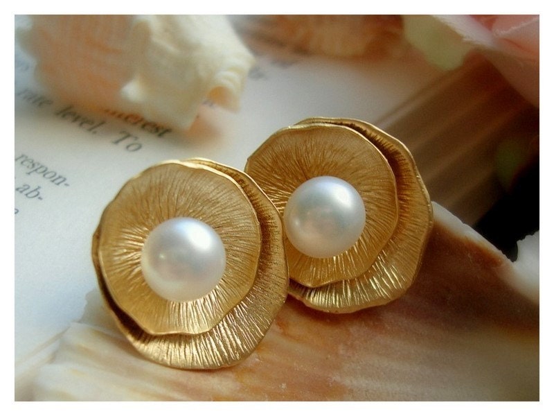 Oyster Stud , gold pearl earrings  -bridesmaid gifts,bridal jewelry ,bridesmaid earrings , wedding favor ,beach wedding  jewelry -