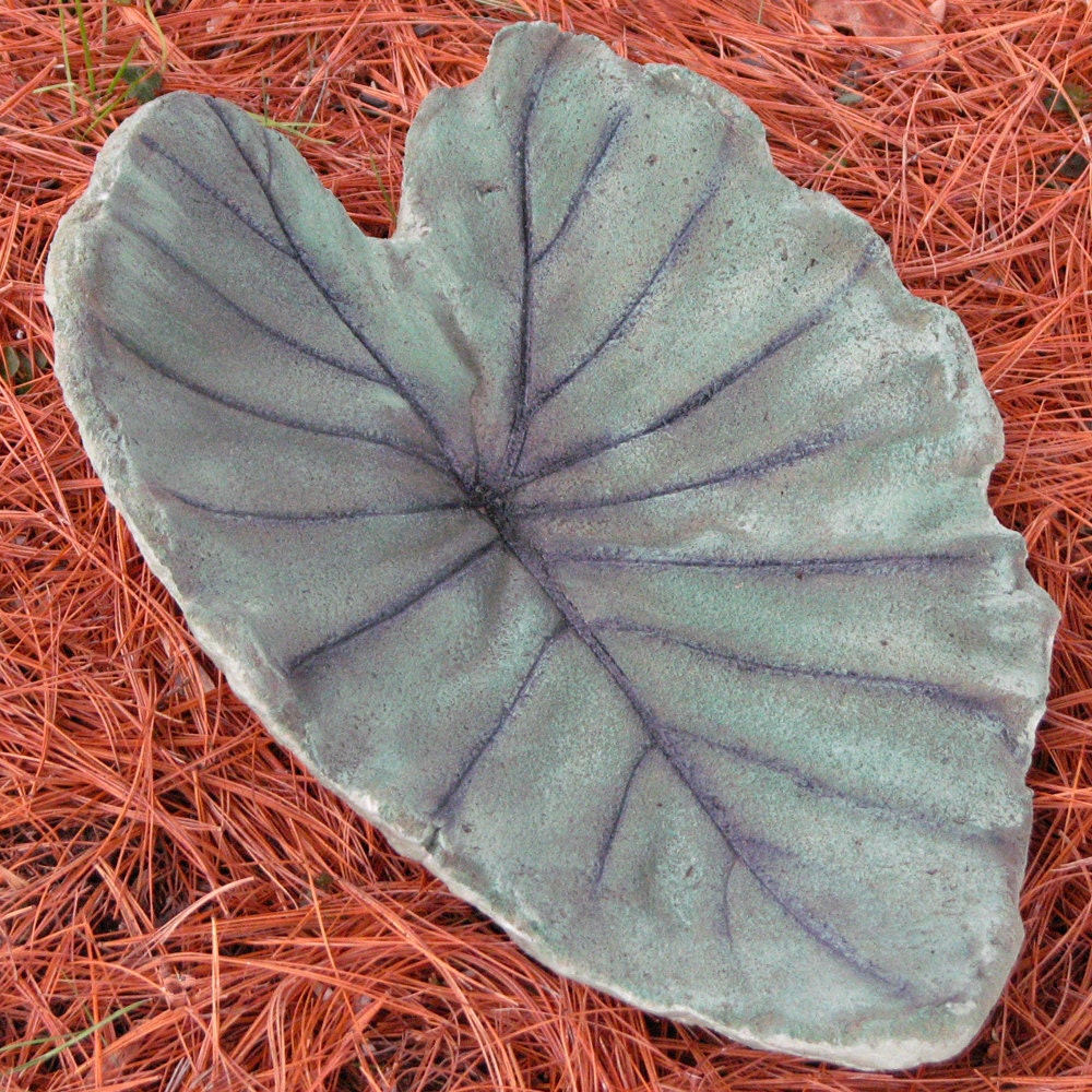 Green Medium Leaf Casting Birdbath