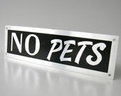 No Pets sign