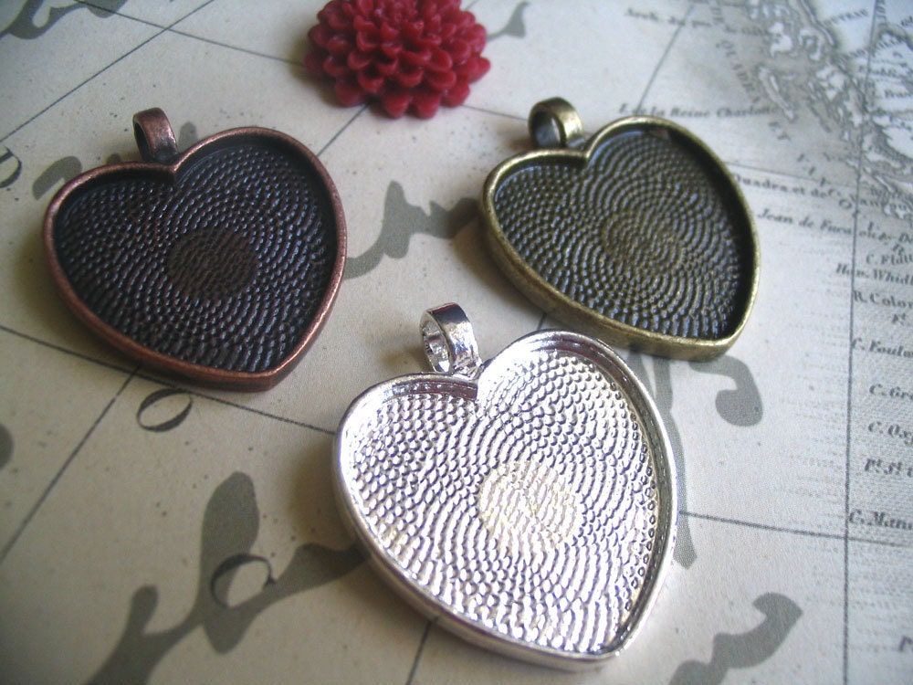 50 Heart Trays with Glass Inserts...Mix and Match colors...Size is 25mm...HRTT
