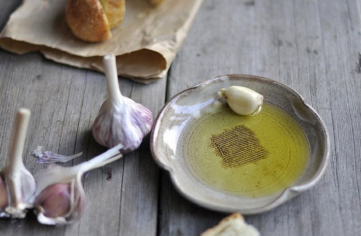 Garlic Plate / Rustic Oil and Vinegar Plate in Cream and Brown