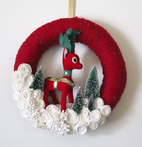Red Deer Wreath, Red and Off-White Yarn and Felt Wreath, 14 inch size