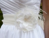 Ivory bridal flower with feathers, pearls and rhinestones - CHICAGO no.33