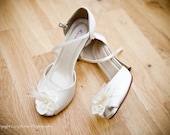 Ivory flower bridal shoe clips with organza, ostrich feathers and pearls