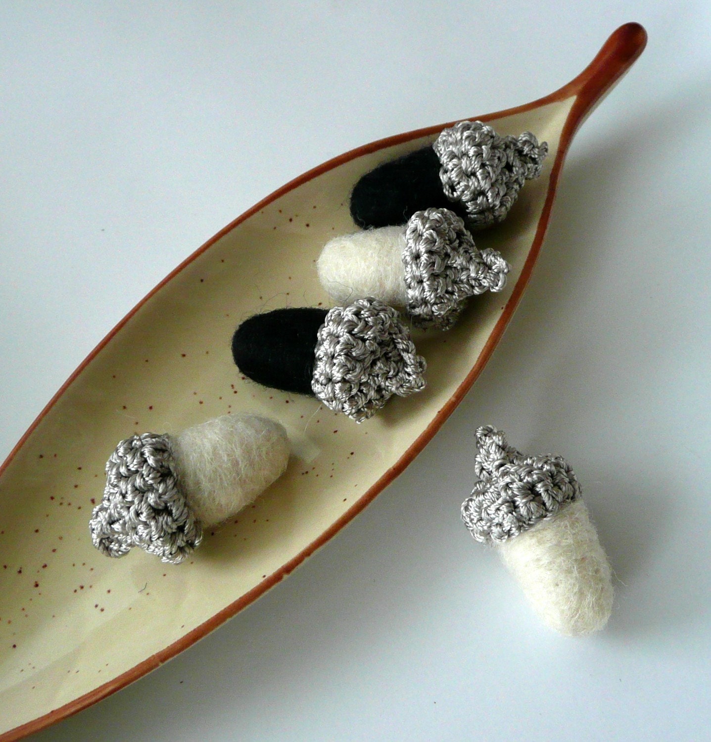 Weddings favors acorns felted 5 black and white wool gift garland table decoration home decor Halloween Birthday ornament