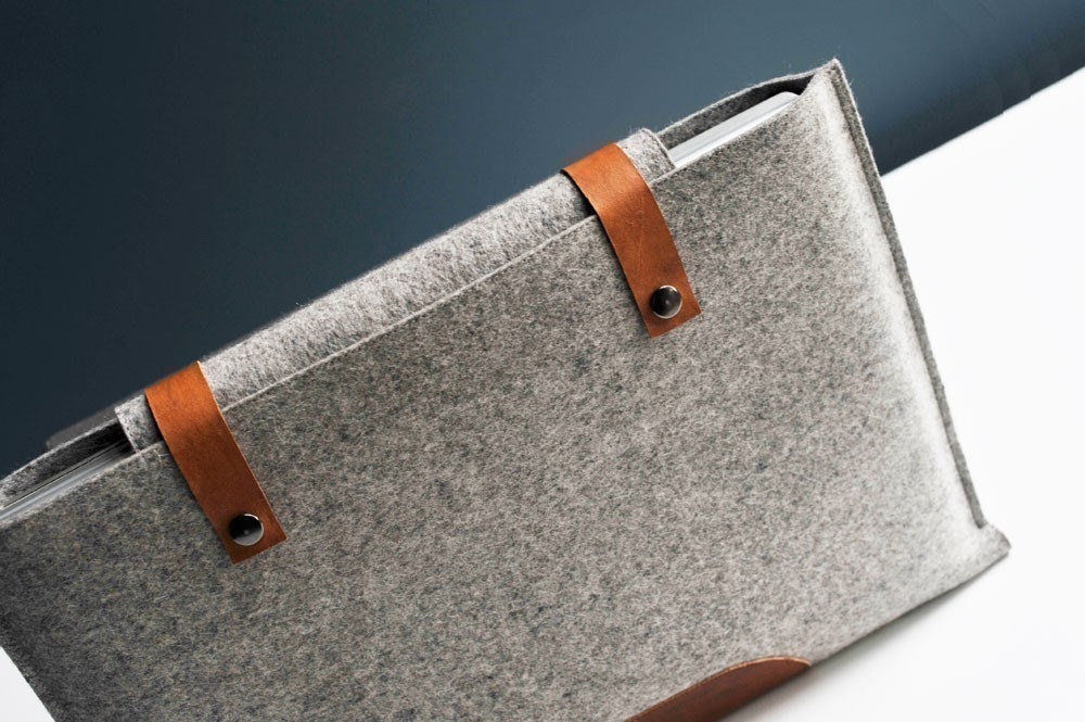 13 Inch MacBook Pro Sleeve - Grey Wool Felt and Brown Leather