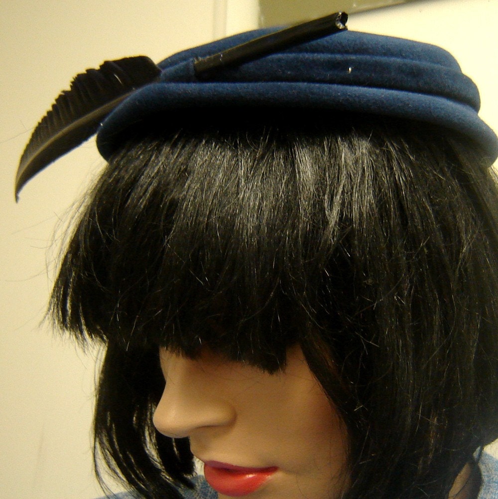 1950s Vintage Navy Felt Architectural Hat w\/ Hat Pin and Black Feather