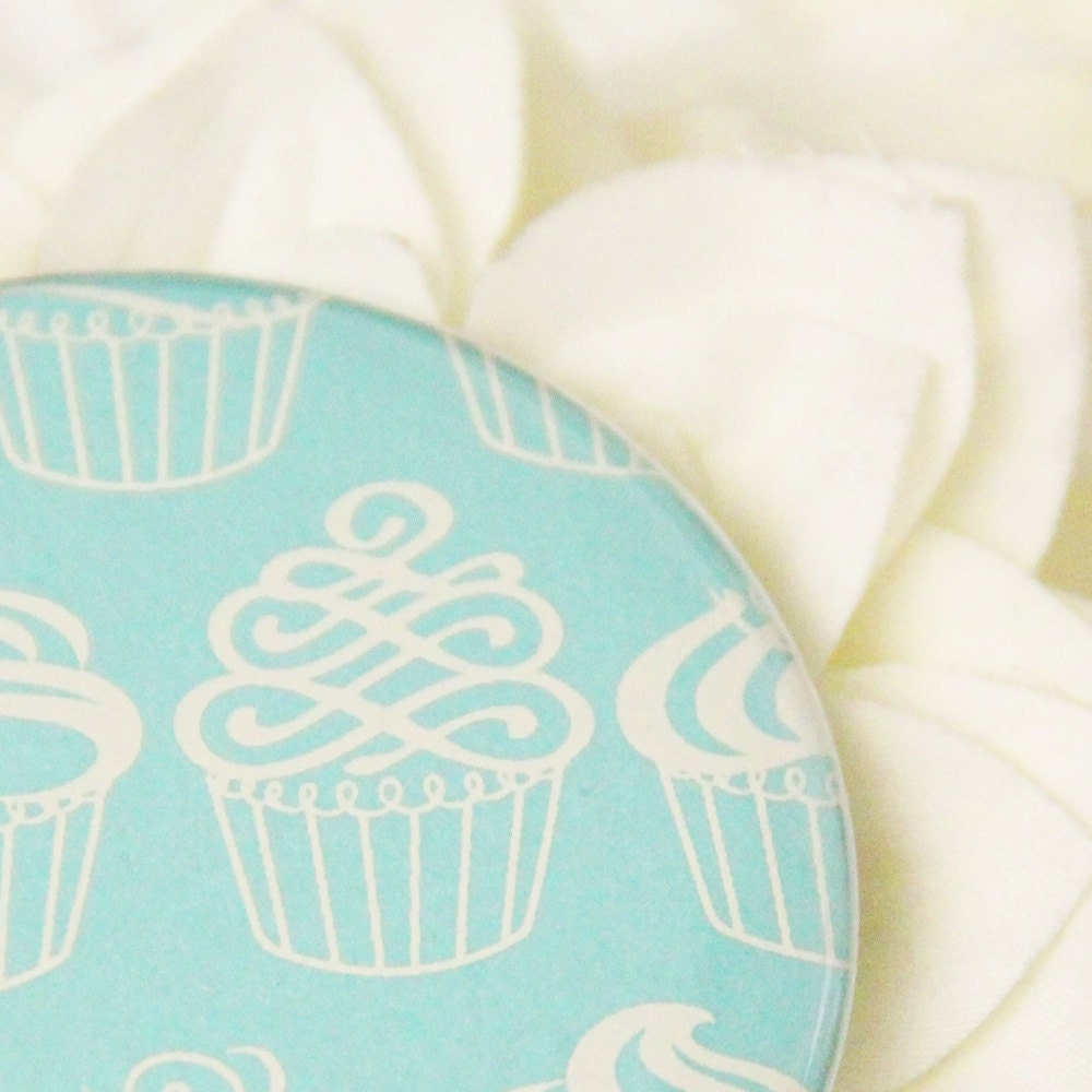 pocket mirror  . shimmery green . a sweet tooth