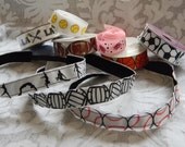 1 non-slip headband, LOTS of ribbons to choose from.