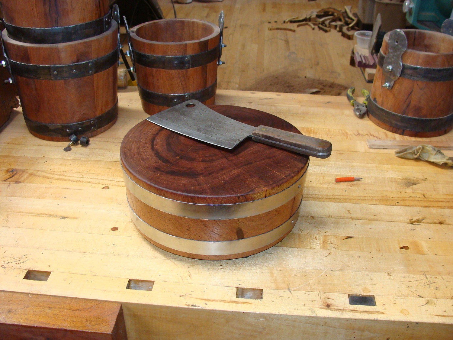 Mesquite Cutting Board Round with Forged Hoop