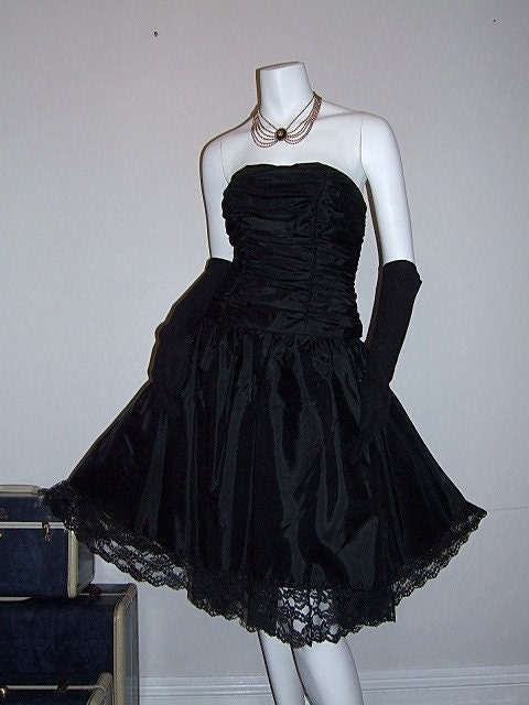 Dark Fairy Tale Dress Vintage 80s Black Strapless Dress Full Skirt w/ Lace Crinoline Ruched Bodice Coffin 5/6 XS S - walkbymoonlight