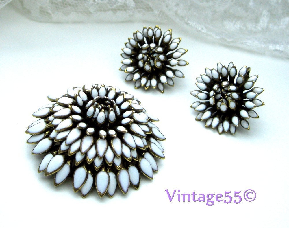 Vintage Brooch Earrings White Floral clip on