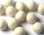 1CM Felt Balls/24-Piece - Winter White