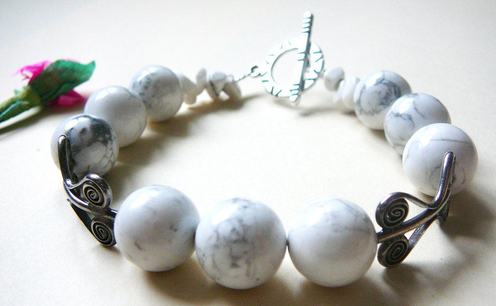Return to Innocence - Bracelet / Howlite