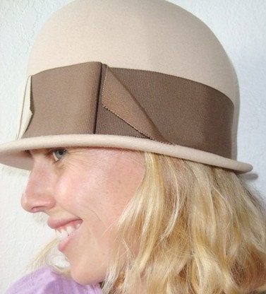 ARTSY CITY GIRL CHIC..TAN WOOL Grograin Ribbon VTG 60s/70s BOWLER HAT