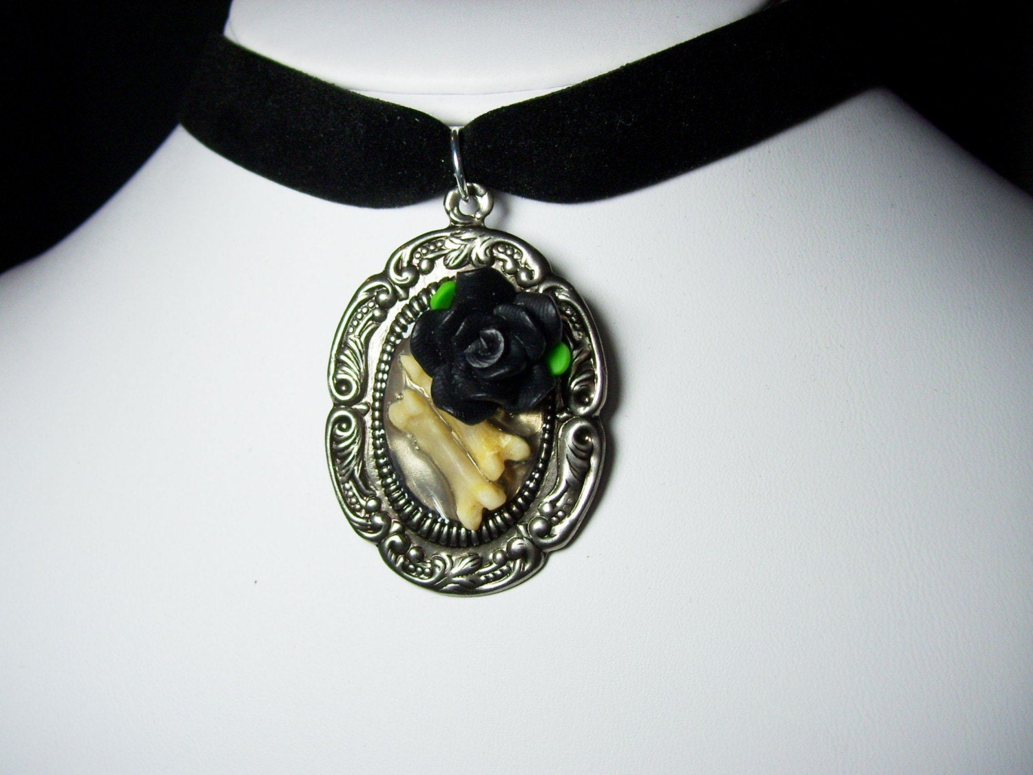 Antique Silver Real RACCOON TOE KNUCKLE BONES Black Rose Cameo Velvet Gothic Lolita Choker Pendant Necklace
