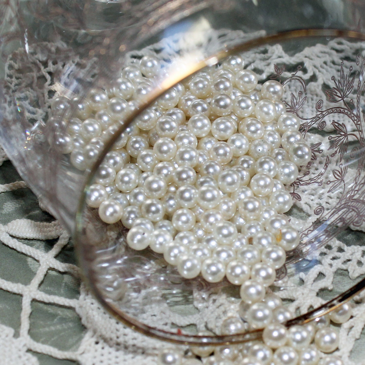 VINTAGE Classic - Beautiful Mother of Pearl - Mid Sized 4 mm Hole-less pearls - Crafters find - (20)