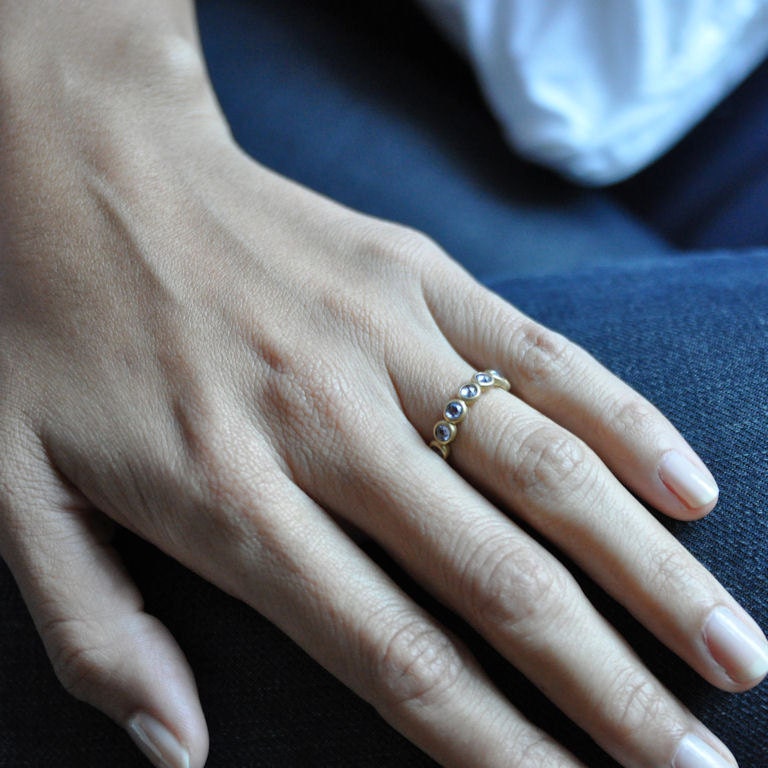 Blue sapphire endless bezel ring - 18k gold
