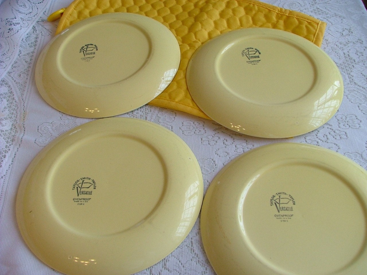 TS&T Daisies LUNCHEON PLATES Set Of Four