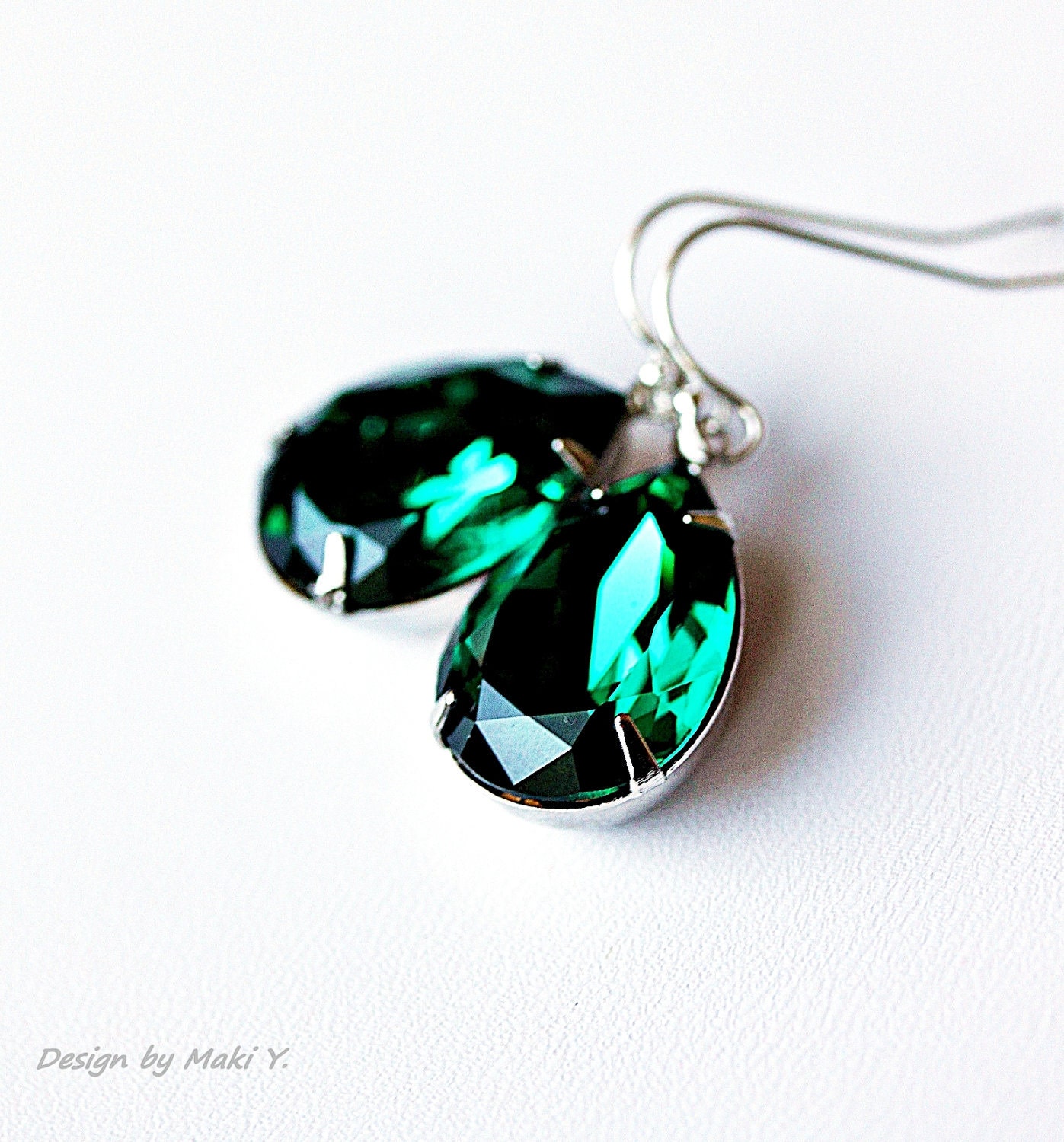 Emerald Green Earrings, Vintage Earrings,Estate Style,Mother's Day Jewelry,Wedding,Everyday Jewelry, Gift for Her,Gift for Mom