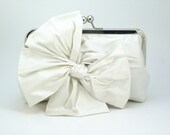Ivory Bridal Clutch / Bow Clutch / Ivory Wedding Clutch (Classic Bow Clutch : Ivory Silk)