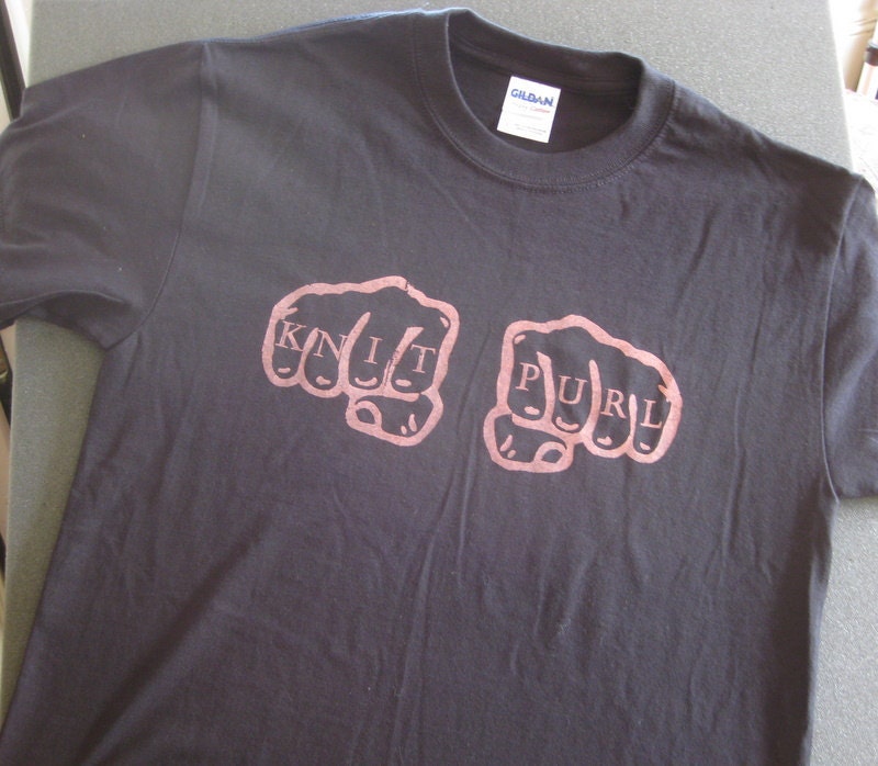 T-shirt: Knit Purl knuckle tattoos in Pink