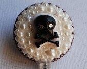Black Skull And Crossbones Vintage Zipper ID Badge Reel