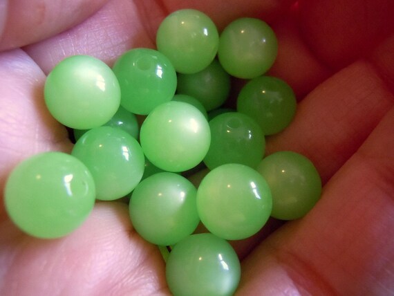 Vintage 9mm Italian Green Apple Moonglow Lucite Beads - emg31