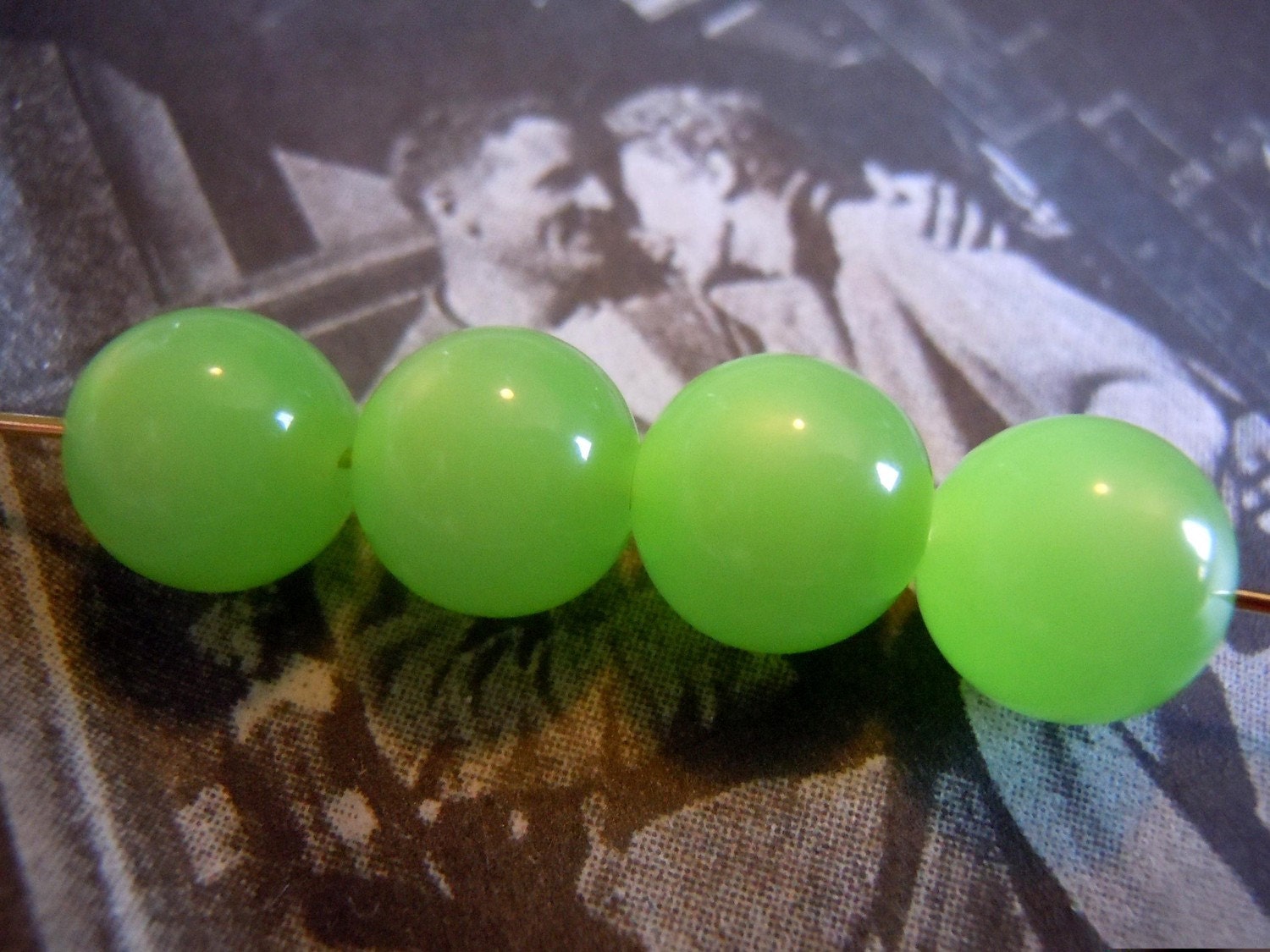 Vintage 9mm Italian Green Apple Moonglow Lucite Beads - emg31
