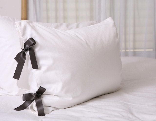 Bow tie pillowcase - Set of two - Choose your fabric - Choose your bows