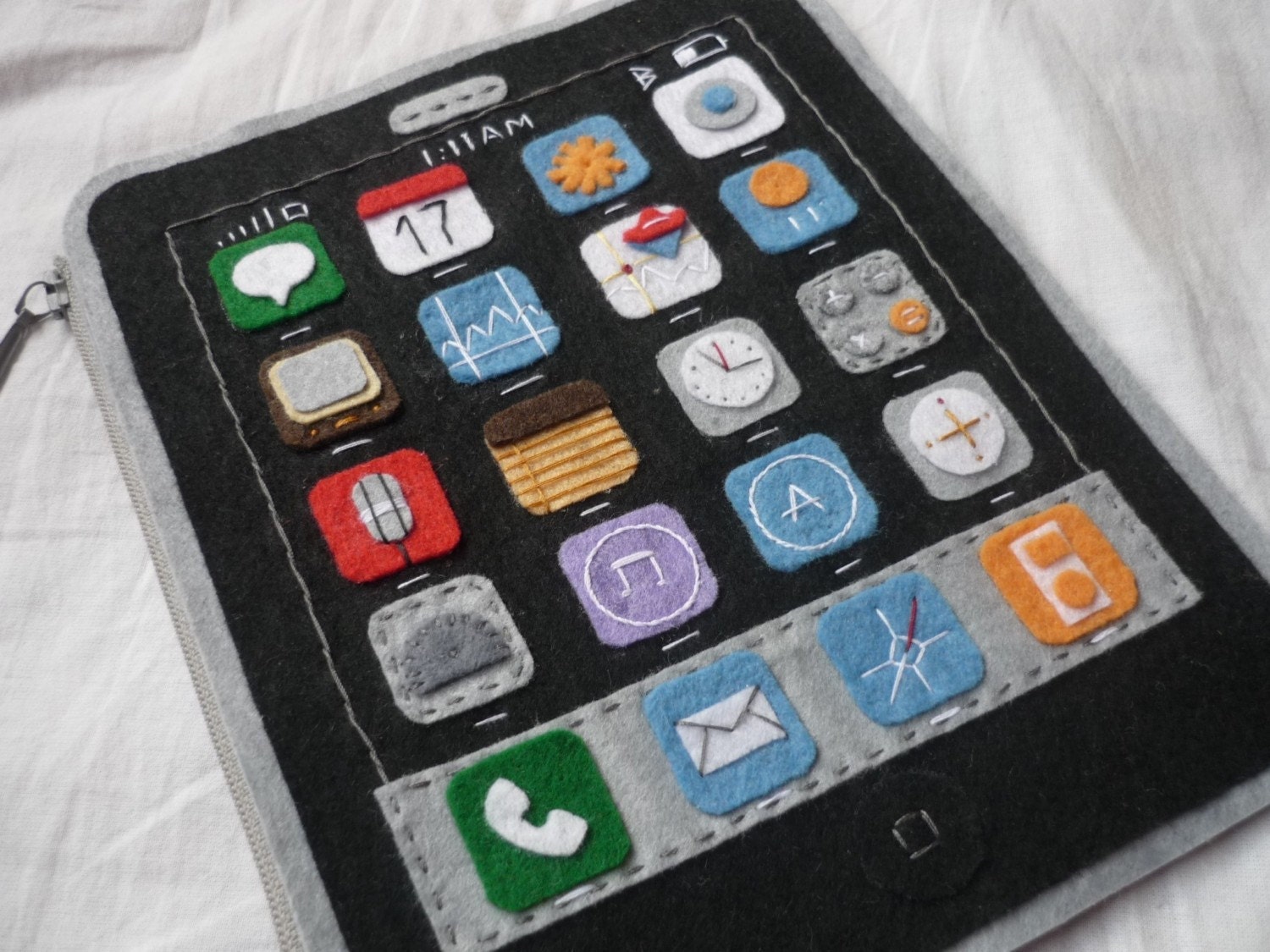 THE ORIGINAL Apple 3G i-Phone felt purse/ handbag - NEW MODEL- 18 X 14 cm
