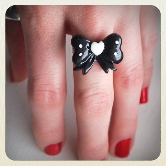 Cute Pin Up style plastic polka dot bow ring, black, heart