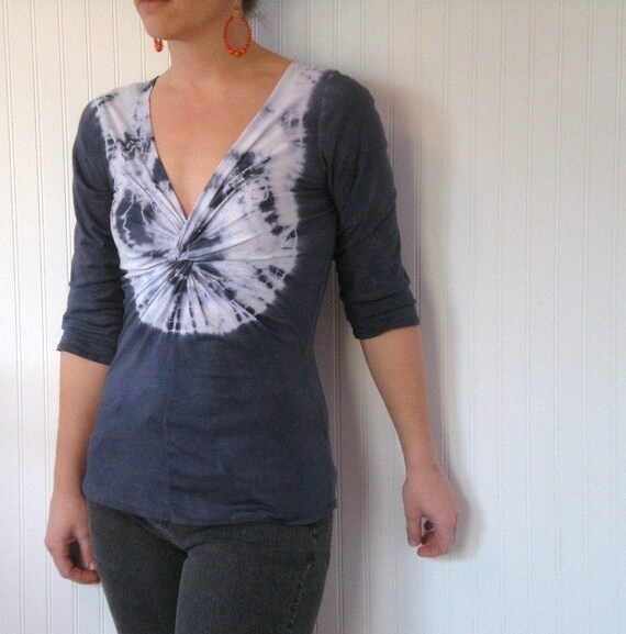 Tie Dye Longsleeve V Neck Knotty Top in Diva (Charcoal Gray)