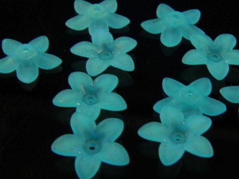 10 pieces - Frosted Teal Blue Lucite Flower Beads - 17mm