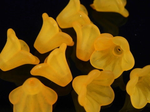 10 pieces - Orange Lucite Medium Petunia Flower Beads - 14x10mm