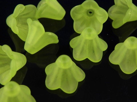 10 pieces - Green Lucite Medium Petunia Flower Beads - 14x10mm