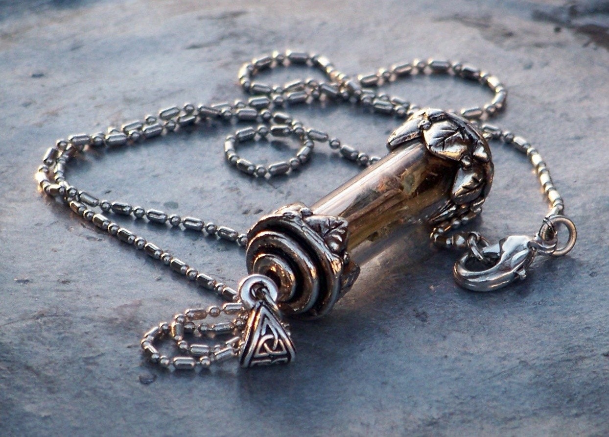 SACRED WITCHES MAGICK Antique Silver Celtic Triquetra Pendant Necklace in Black Velvet Oval Jewelry Pouch