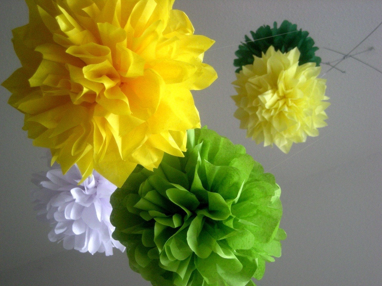 Daisy Chains ... tissue paper pom mobile // nursery decoration // baby mobile // housewarming party // baby shower // gender reveal Il_570xn