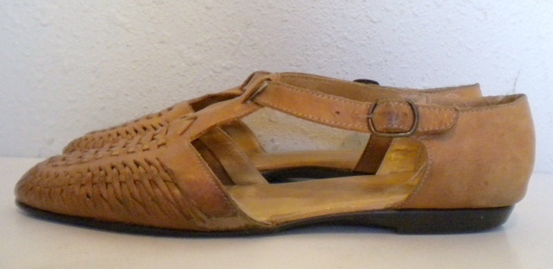 Sz 8 Vintage brown leather T shaped flat summer sandals.