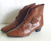 SZ 6.5 VI6NTAGE BROWN LOW HEEL CONNIE'S PIXIE ANKLE BOOTS WITH BUCKLE.