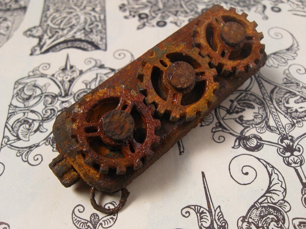 Steampunk USB Drive - Rusted Industrial Wasteland - 3 Gears that all move in conjunction..4 GB