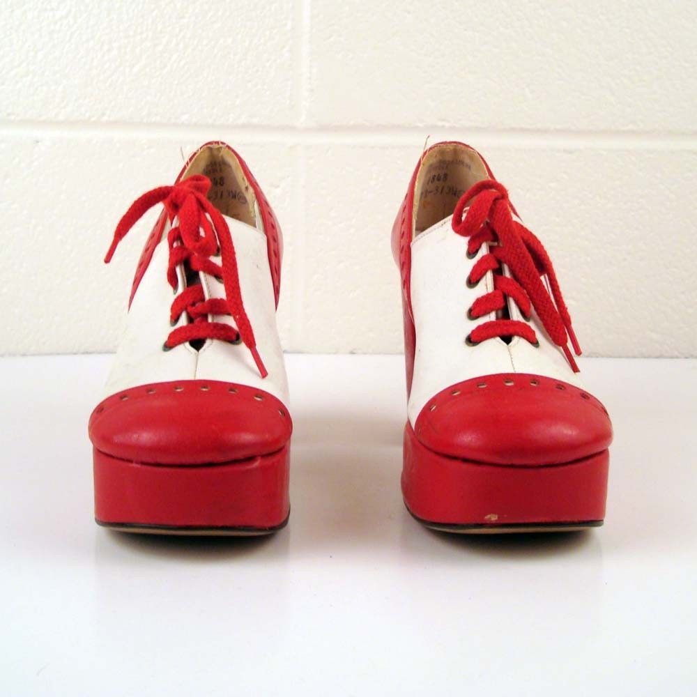 Vintage 1970s Platform Shoes Made by Qualicraft Red and White Saddle Oxfords size 7