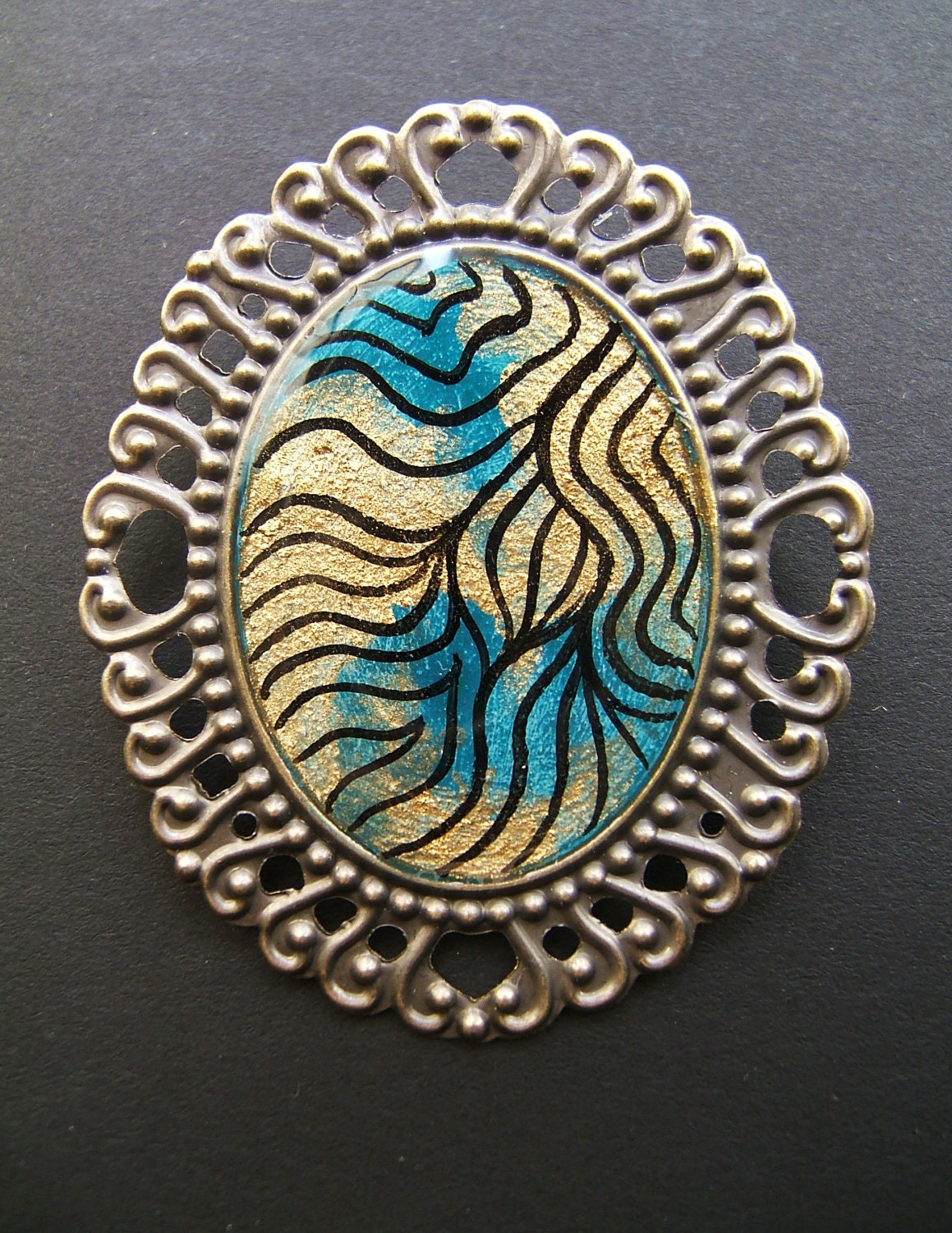 AMBROSIA Cameo Pin 30 x 40 mm Gold Cyan Black