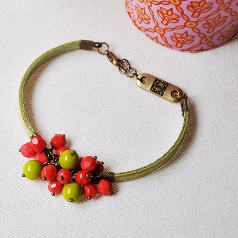 Bracelet Green ribbon bracelet with fucsia and green beads