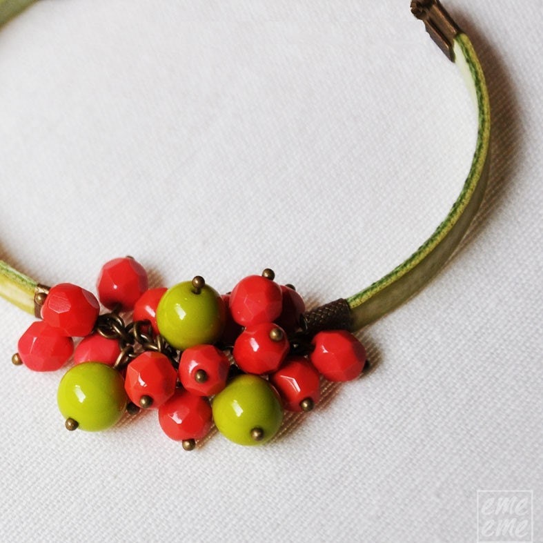 Bracelet Green ribbon bracelet with fucsia and green beads