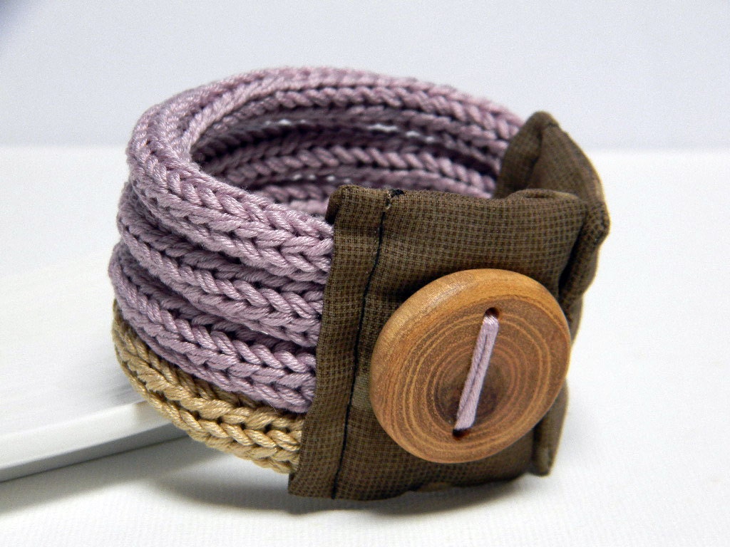 Lilac and sand knitted bracelet, cotton yarn and fabric  Quattro, four loops, Japanese fabric and handmade wood button. Knitting jewelry